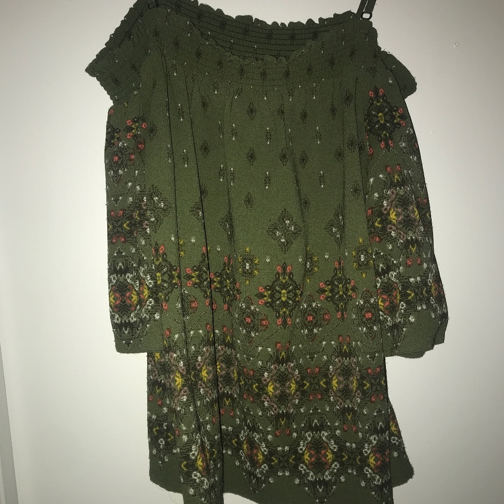 Sweet Wanderer Olive Green Flow Top. Size S